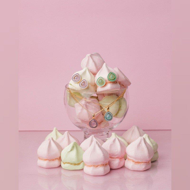 BRINCO FOLHEADO A OURO COM ESMALTE PRETO