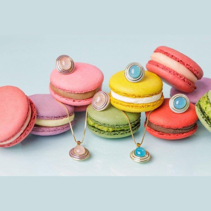 BRINCO FOLHEADO A OURO COM ESMALTE LILÁS