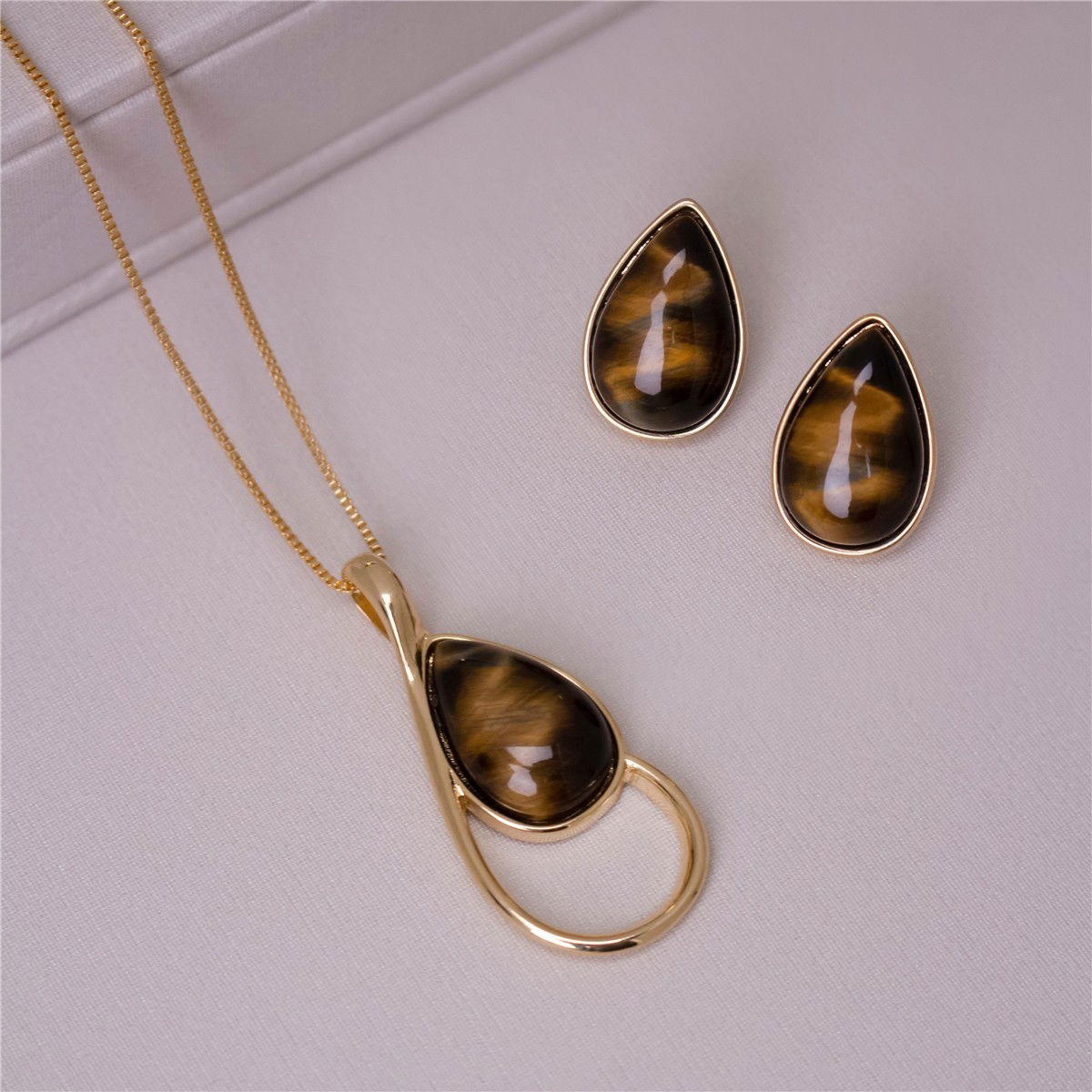 CONJUNTO FOLHEADO A OURO