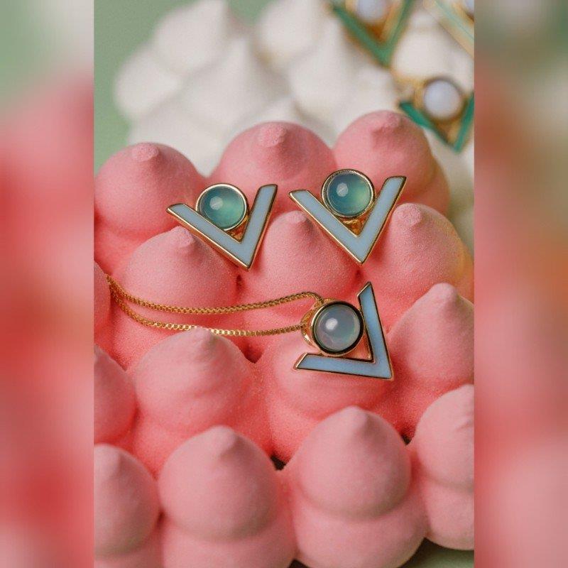 CONJUNTO FOLHEADO A OURO COM ESMALTE AZUL