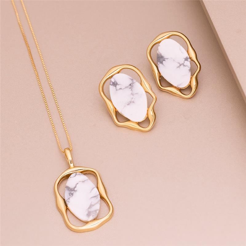 CONJUNTO FOLHEADO A OURO