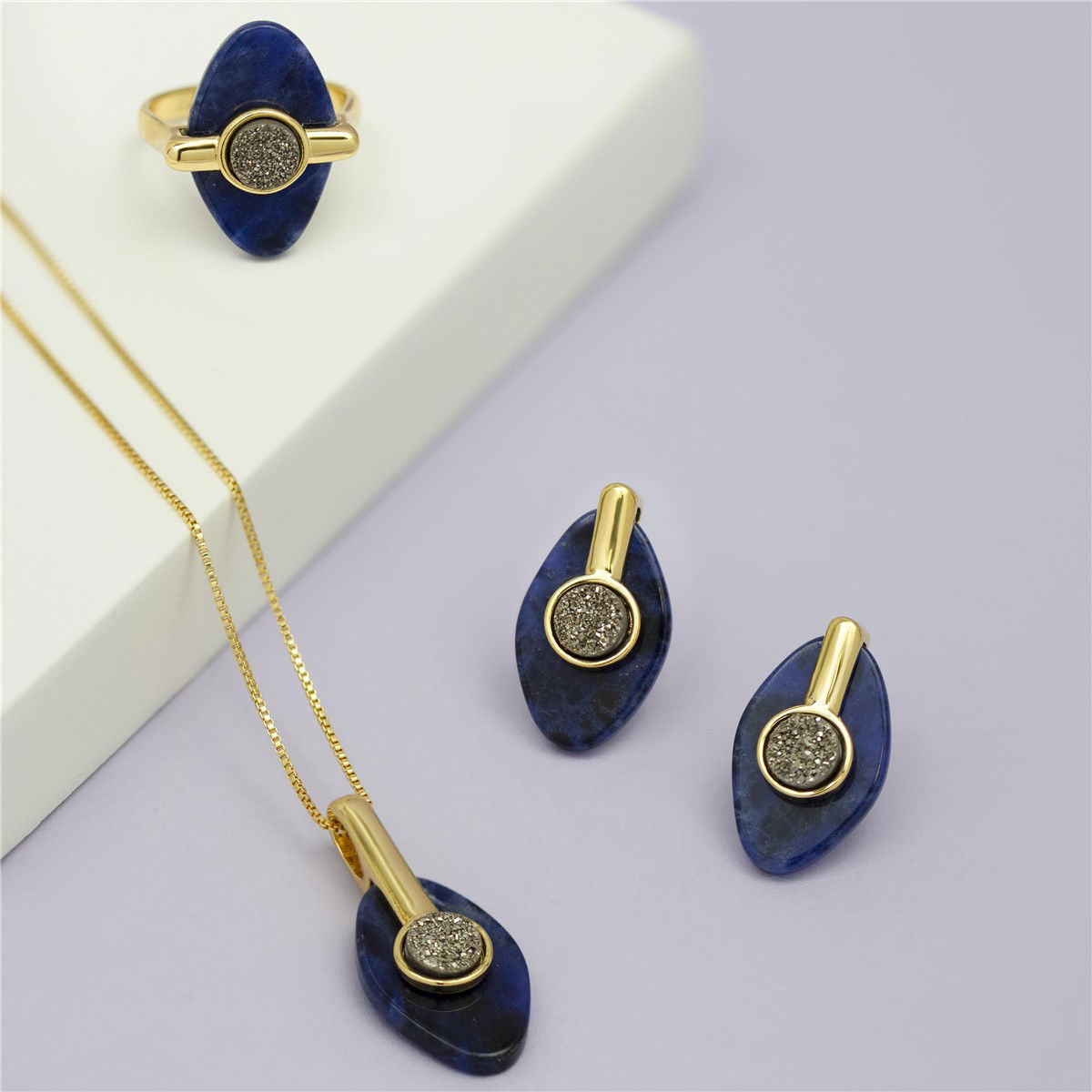 CONJUNTO FOLHEADO A OURO