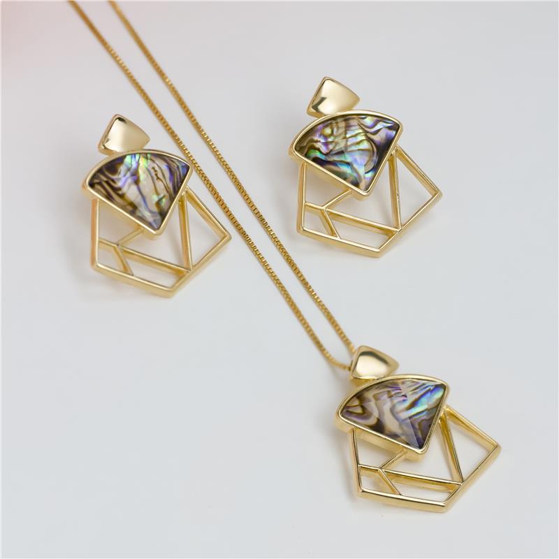 CONJUNTO FOLHEADO A OURO