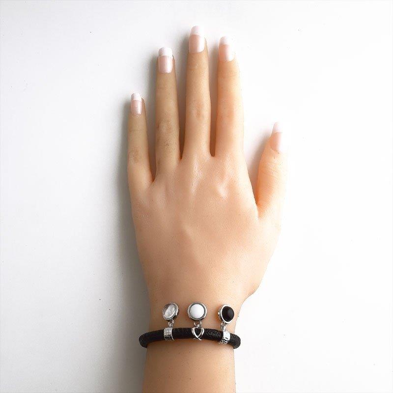 PULSEIRA DE COURO PRETO TEXTURIZADO FOLHEADO PRATA